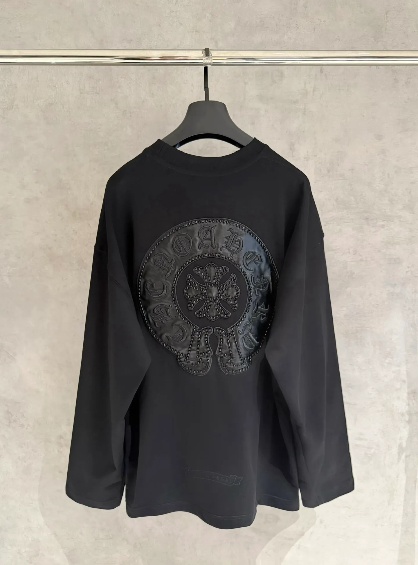 🅿️350 [Strict quality control] CH Croixin's new long-sleeved sweatshirt T-shirt. Heavy 420g double yarn fabric. Beaded and embroidered on the front. Wash the whole garment twice. Frayed and torn on all four sides. Heavy fabric. The neckline is made of icy Salona. Loose fit. Deep, wide and stylish. No deformation or shrinkage. Color: 3 colors, black, white and gray. Size: M-2xl